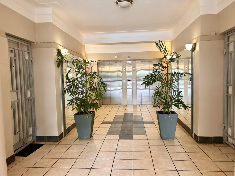 To Let 1 Bedroom Property for Rent in Sea Point Western Cape